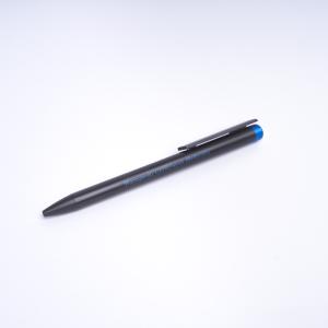 czarny długopis z niebieską końcówką