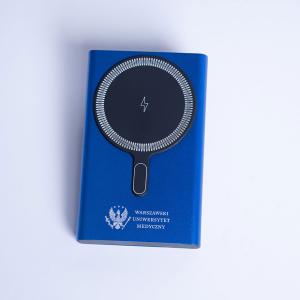 Granatowy powerbank z okrągłą czarną częścią
