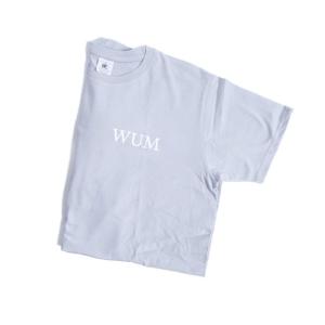Biały t-shirt damski złożony w prostokąt, lewy rękawek wyciągnięty. Na wysokości lewej piersi skrót "WUM" w kolorze białym.