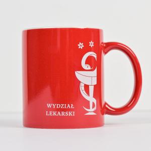 Kubek o klasycznym prostym kształcie w kolorze czerwonym z logotypem Wydziału Lekarskiego w kolorze białym