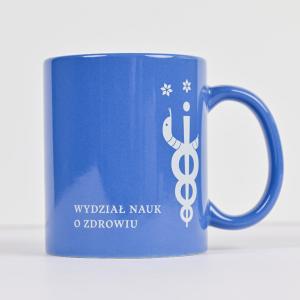 Kubek o klasycznym prostym kształcie w kolorze niebieskim z logotypem i nazwą Wydziału Nauk o Zdrowiu w kolorze białym