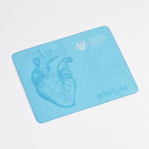 Jasnoniebieska podkładka pod mysz z granatową grafiką serca. Po lewej stronie na górze białe logo WUM, po prawej na dole #WUM
