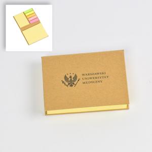 Zestaw karteczek samoprzylepnych w kartonowej okładce w kolorze beżu. Na środku czarny logotyp WUM.