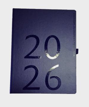 Granatowy kalendarz w postaci książki z granatową okładką i nadrukowanym rokiem 2026